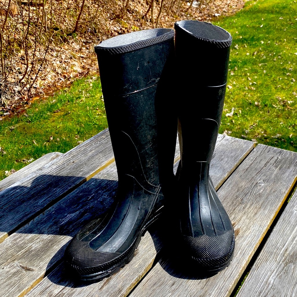 Solid rain boot, Men’s 8, black, gently used